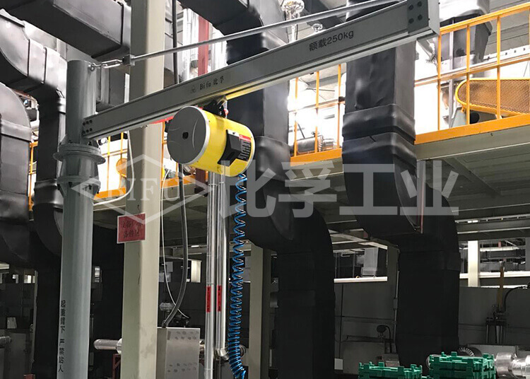 新能源電池車間氣動(dòng)平衡吊案例